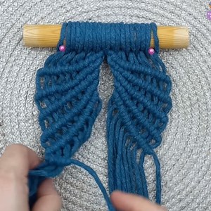 Macrame mussel mini wall hanging tutorial 10×1m 20 cm turquoise color 3 mm macrame rope 8×20 cm turquoise color 8×20 cm ecru color 15 cm wooden stick #crochet #viralvideo #macrame #diy #shortvideo #viral #video #handmade | Yu Hand Made Collection