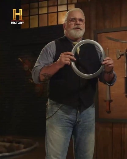 1.5M views · 36K reactions | O desafio é forjar o Chakram: um letal disco de arremesso indiano. ⚔️ Mas um ferreiro comete um erro desastroso: ele queima o aço e precisa remendar a arma inteira!  Ele volta para a final admitindo que NEM SEQUER CONSEGUIU TESTÁ-LA. Agora, a arma remendada enfrenta um teste de arremesso mecânico contra cana-de-açúcar. Será que ela vai se despedaçar? #DesafioSobFogo | HISTORY | Facebook