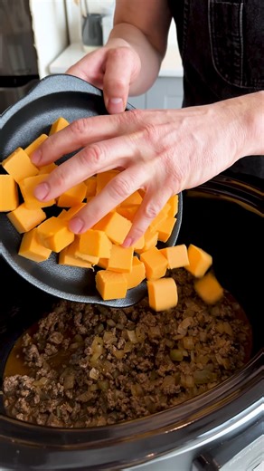 On se met dans l’ambiance pour ce dimanche avec une sauce au fromage et à la viande pour nachos, préparée à l'aide de notre mijoteuse RICARDO! 🧀🔥 Une trempette chaude qui se cuisine toute seule = plus de temps pour écouter le match. 😉 Par ici pour la recette: https://bit.ly/4bygR8B | Ricardo Cuisine