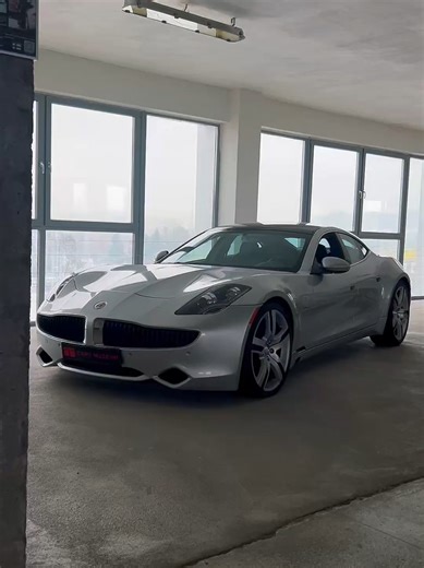 Fisker Karma je prvý elektrický športový sedan vyrábaný americkou spoločnosťou Fisker Automotive od roku 2011 vo fínskom meste Uusikaupunki. Vozidlo bolo prvýkrát predstavené na North American International Auto Show v Detroite v roku 2008. Auto s výkonom 403 koní navrhol zakladateľ automobilky Henrik Fisker, ktorý predtým spolupracoval na vývoji áut ako BMW Z8, Aston Martin DB9 Volante a V8 Vantage. Bohužiaľ aj napriek nadčasovému dizajnu a použitým technológiám spoločnosť v roku 2012 skrachova