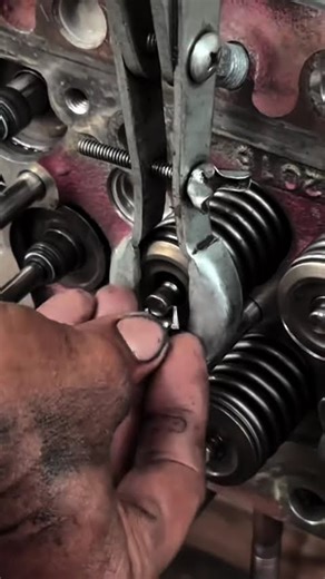 Cara cerdasmemasang pin atau pengunci klep dengan cepat dan mudah #tips #mechanic #shorts