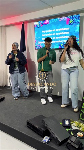 «De la calle al altar» no fue solamente un servicio urbano: fue una celebración donde todas las generaciones adoraron a Jesús con gozo y júbilo. 🙌🏻🔥 La pastora @indhiracidrd, junto a @lia michelle grantes de @kainosworshipoficial, condujo a toda la casa en una adoración llena de alegría y un mismo sentir. Una iniciativa de @Ministerio Kainos Youth que reunió a jóvenes, adultos y familias en @CARK RD, demostrando que pueden cambiar el ritmo y el estilo, pero el centro siempre será Cristo. ❤️‍�