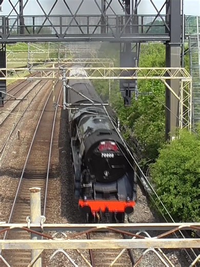 70000 'Britannia' charges out of Tring working the 1Z70 Crewe to Windsor & Eton Riverside charter on the 3rd June 2022. 47810 on the rear, providing no help whatsover. Lovely! This bridge was one of my very first trainspotting locations, so holds a special place in my heart. #steamtrain #locomotive #trainspotting #tring #fyp