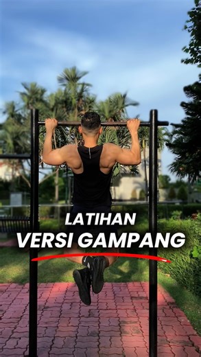 Wira Persada on Instagram: "⚠️LO GA HARUS KUAT BUAT MULAI‼️ Pernah liat orang yang latihannya "jago", Terus lo mikir : ‘yaelah, gue mana bisa… gue kan ga kuat, udah cape seharian kerja' Padahal kalau lo terus nunggu kuat, lo ga bakal pernah jalan kemana-mana, Dan badan lo bakal stuck di situ-situ aja🙅🏽‍♂️ Kabar baiknya… semua latihan yang kelihatan susah buat lo punya versi gampangnya 💡 Pull up ada versi assist/inverted row, push up ada versi lutut/tembok, squat ada versi kursi ✅ Jadi inget i