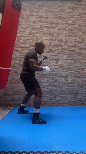 BOXING TIPS: ⚠️ The Fatal Mistake a Southpaw Should Never Make! 🥊 In this video, I show you a perfect example of a mistake a southpaw should never make. 👉 Never move toward an orthodox fighter’s rear hand — it’s the fastest way to get countered hard 💥. Work on your foot positioning, angles, and ring IQ — your position often determines your victory. 🎯 #Boxing #Southpaw #Orthodox #BoxingMistake #LearnBoxing #CoachJuniorWabaga #VictoryBoxing 🥊🔥#newyork #newyork | Junior Wabaga