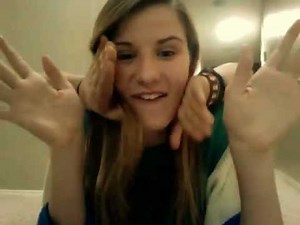 AMAZING girl with 4 arms??? how does this happen!!!!!!!!!!