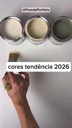 Wallisson Gomes - ParedePerfeita on Instagram: "3 cores tendência para 2026: Creme de abacaxi: Um tom neutro que deixa o ambiente leve e calmo. Greige Comfy: Uma cor atemporal que proporciona conforto e aconchego ao ambiente. Verde Selva: Um tom de verde marcante para você destacar algumas paredes em um ambiente ou decorar com ousadia ambientes menores. Onde encontrar? Em nossas lojas fisicas: Decor Colors Ribeirão Preto Avenida Professor João Fiusa, 1363, Ribeirão Preto Telefones: 16 996041623 