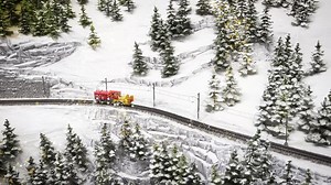 14K views · 442 reactions | Das gesamte FLEISCHMANN-Team wünscht euch ein frohes Weihnachtsfest und einen guten Rutsch ins neue Jahr 2025! 殺 | Fleischmann.de | Facebook