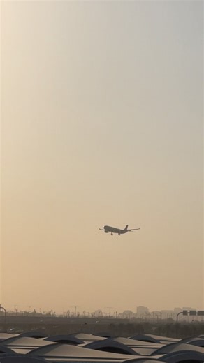 Stunning Plane Landing Showcase: A Visual Journey