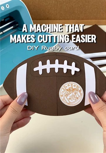 🏈✨ DIY Rugby card✨📝 A machine that makes cutting easier—Likcut.🙌🏻🤩🙌🏻 Open your fun party🥳✨with an interesting rugby greeting card!🤩 This rugby greeting😊✨card looks like a rugby. After opening, there are also neat and exquisite blessings and party🎉✨pictures, all of which are done with our Likcut cutting machine.The cutting and brush functions of Likcut are applied.🎨✏️ Rugby stickers made of Likcut brushes and self-adhesive materials are also pasted on the outside. 🏈✨ It's perfect to 
