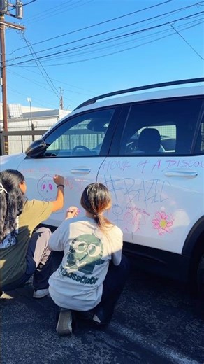 comment below if you think he liked it … & if you’d hire us for your vehicle 😄 #prank #car #markers