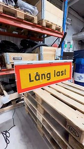 Montera blixtljus direkt på din varningsskylt ⚠️ Pgtechs blixtljusfäste gör monteringen enkel, stabil och flexibel. Finns som både liggande och stående. 🔎 Pgtech blixtljusfäste för bredlast-skylt #pgtech #bredlast #blixtljus #lastbil #trucks #truckparts | Pgtech