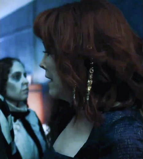 Beetlejuice Beetlejuice 2024 - Delia Helps With Beetlejuice Scene