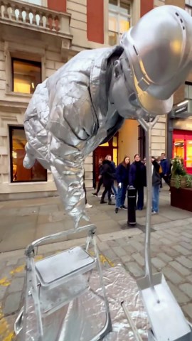 Silverman Statue revealed how the getting down process works.#performer #livingstatue #floating #art
