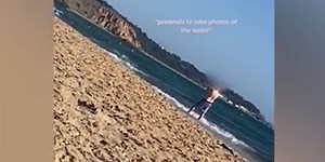 While sunbathing on the beach, the woman in Australia caught a man photographing her