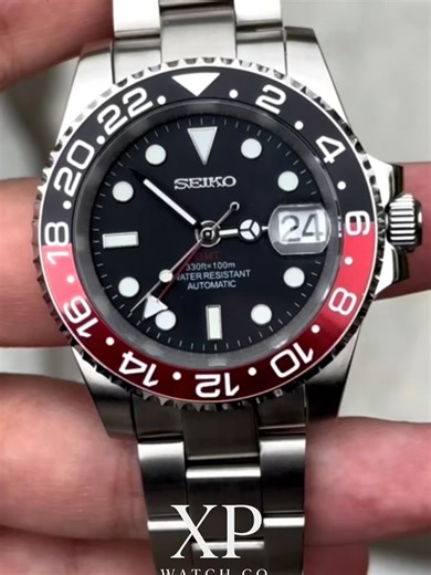 ⌚ Seiko Mod GMT “Coke” (Coca-Cola) 🔴⚫ Un clásico que nunca pasa de moda. Este Seiko Mod GMT estilo “Coke” destaca por su combinación de colores icónica y su diseño deportivo elegante. 💎 Lo que lo hace especial: ✔️ Maquinaria automática Seiko original ✔️ Función GMT (doble zona horaria) 🌍 ✔️ Bisel rojo y negro de alto contraste 🔴⚫ ✔️ Estilo deportivo con acabado premium ✔️ Ensamblado a mano por pedido ⚙️ Un reloj con presencia fuerte y estilo atemporal. 🔥 El “Coke” es uno de los modelos más 