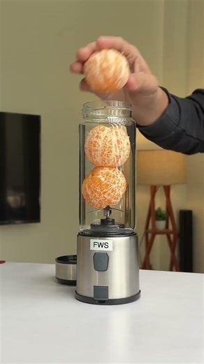 oranges in portable blender #making #satisfying #creativeblender #crushingtime
