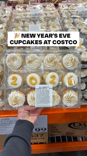 🎉 Costco decorated their mini cupcakes in a cute New Year’s Eve style! Find them both in vanilla and chocolate with a delicious buttercream icing…perfect for celebrating NYE! Just $8.99 #costco #cupcakes | Costco Buys