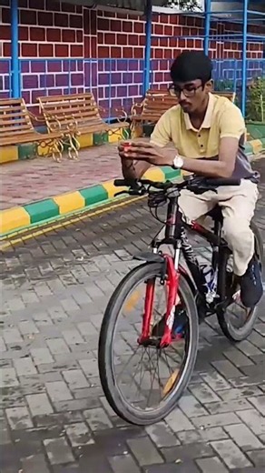 Solving a puzzle cube whilst riding a bike! 😮‍💨
