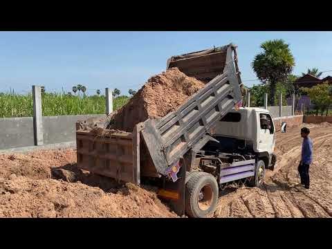 You Won’t Believe How Fast This Dump Truck Unloads! 😲