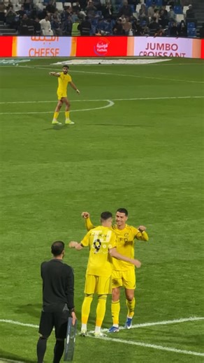 ‎تركي الجوف‎ on Instagram‎: "- لحظة خروج التاريخي وسط تحية كبيرة من جمهور العالمي! 💛🐐 — Follow me { @tnfc.1 } الستوري مهم 🔥⚽️"‎