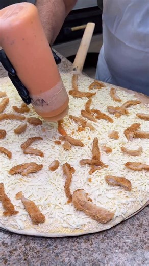 Queens’ Finest 💅🍕 ➡️Fried chicken. Vodka sauce. Burrata. Everything you love on one pie — this one hits different 😮‍💨🔥 🍕KRAVE IT PIZZA 📍Bayside, Huntington, Bushwick, Ditmars, Denver | Krave it Pizza & Sandwich Joint