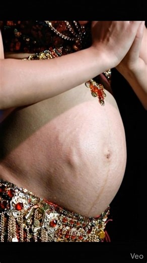 Belly movement #belly #pregnant #bellybutton #alien #baby #women #body