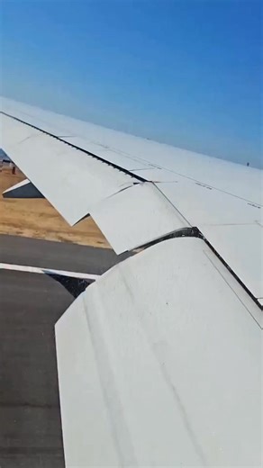 B777-300ER landing showdown: FLAPS 25 vs FLAPS 30 ✈️ Same aircraft, same runway, but notice how a small flap change affects drag, approach speed, and touchdown behavior. #AvGeek #B777 #AviationLife #PilotPerspective #foryouシ #LandingComparison | Aviation Gallery
