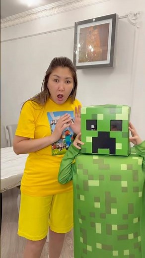 Minecraft in movie but my mom made creeper costume 😱💀🐲🥰😍 #minecraftmovie #creepercostume