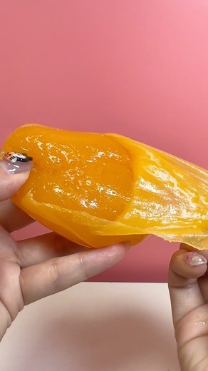 トレンドグルメ🍭🍓 on Instagram: "世界一大きい？巨大剥きグミ！ジューシーなマンゴー味で美味しかった🥭 グミは @sn_muk ちゃんからいただきました🍭！ 감사합니다🩷💜🩵 ※GS25というコンビニで4,000wで販売されています！ #むきグミ #グミ #gummy #mukbang #koreanfood #viral #asmr"