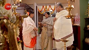 সিদ্ধার্থর মায়ের দেওয়া আশীর্বাদী হার দাদু কে ফেরত দিলেন মিঠাই - এর মা #AshirbadirHarDadukeFerotDilenMithaierMaa #Mithai https://zee5.onelink.me/RlQq/fbDownloadZEE5App "দেখুন #Mithai সোম - রবি @8.00pm শুধুমাত্র #ZeeBangla আর #Zee5 অ্যাপে যে কোন সময়, যে কোন জায়গায়।" | Zee Bangla