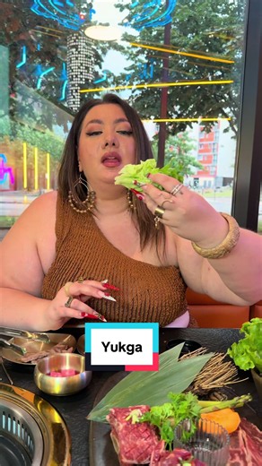 @yukga.paris c’est le spot coréen qui m’a vraiment surpris ! Ici, impossible de ne pas trouver ton bonheur : barbecue coréen, viandes de qualité, sushi, plats traditionnels, spécialités à partager… la carte est ultra variée et tout est préparé avec soin. 🔥🥩 Mention spéciale pour le décor futuriste qui te plonge dans une ambiance unique dès que tu passes la porte. ✨ Une adresse à tester entre amis ou en famille si tu veux vivre une vraie expérience culinaire coréenne ! #tiktokfood #koreanfood #