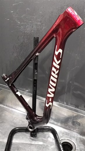 スペシャライズド京都 on Instagram: "ただ今オーバーホール中。2年間乗りっぱなしのマウンテンバイクはフレーム内部も泥にまみれておりました。 #泥まみれさん #パーフェクト洗車 #オーバーホール #桂川サイクリングロード #スペシャライズド京都"