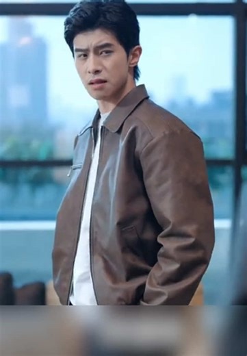 Reference knowledge: AI polishing 35/5000 translation machine translation · General domain AI translation word count insufficient, automatically switched to available models to open membership The gang leader knelt down and apologized when he saw the man, and the bank manager immediately showed respect to the ring in the man's hand #ShortDrama #TikTokMinis #USAShortDrama #ReelShort #FYP