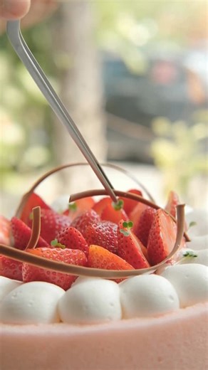 Conçu - Patisserie | Café | 𝑺𝒕𝒓𝒂𝒘𝒃𝒆𝒓𝒓𝒊𝒆𝒔 & 𝑪𝒓𝒆𝒂𝒎 - The season’s most convincing argument for slowing down 🍓🎂 ( Strawberry Cake, Berry Love, Desserts Goals ) | Instagram