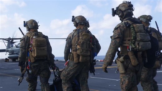 “的黎波里号”两栖攻击舰上的美国海军陆战队第31远征队进行VBSS训练
