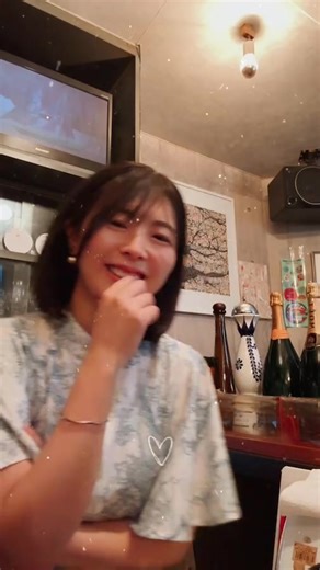 池田桃子 on Instagram: "28日に白岳KAORU研究所のインスタライブオンライン飲み会あるので スナック前にテストでライブしてみたやつ！ マガリスナック桃子開店中です🥹"