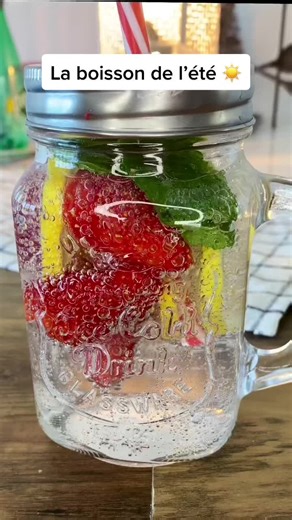 Recette facile d'eau DETOX aromatisée fraise, menthe et citron