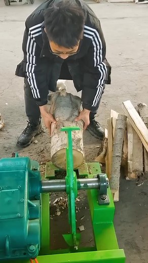 Log Splitting Process with Hydraulic Machine