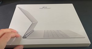 First Unboxing of 12.9-inch iPad Pro White Magic Keyboard Shows up Online [Video]