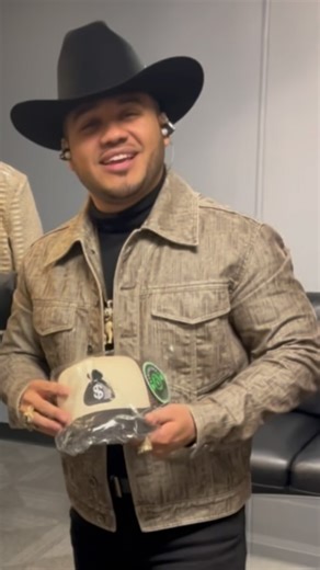 El compa @eljerry__oficial al millon🫡 Gracias a los amigos de @rbevents_oficial por las atenciones🤝 un concierto bien perro la neta🍻 #narcartoonz #eljerry #gerardocoronel #rbmusic | Narcartoonz