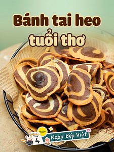 ❤️ Cách làm BÁNH TAI HEO tuổi thơ ❤️ Chuyên mục “Ngày bếp Việt” lên sóng mỗi thứ 4 hàng tuần đã quay trở lại với món bánh tai heo tuổi thơ nhân dịp quốc tế thiếu nhi đây ạ 😁 Có bạn nào tuổi thơ cũng gắn liền với những gói bánh tai heo nhỏ xinh, giòn rụm, thơm thơm ngọt ngọt không? Trong cái thời không có nhiều quà bánh, thì cái hương vị giản đơn của bột mì, đường, trứng chiên giòn lên cũng đủ làm bất kì đứa con nít nào cũng phải xuýt xoa. Dù bây giờ có được ăn bao loại bánh “xịn” hơn, thì những