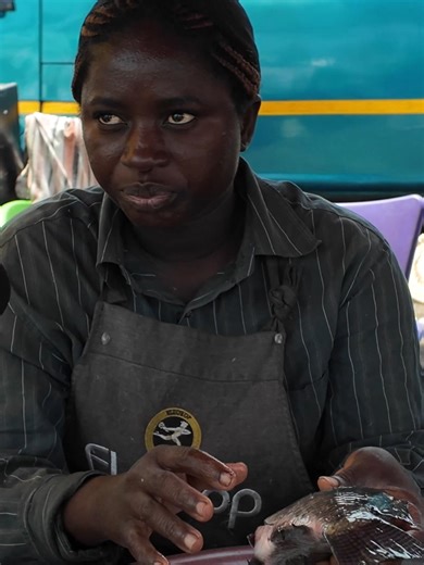 Tilapia Seller Advises Customers On How To Differentiate Between Good Fish and Bad Fish Full Video On Youtube: GhArticles Studios #gharticles #whatdeygoon