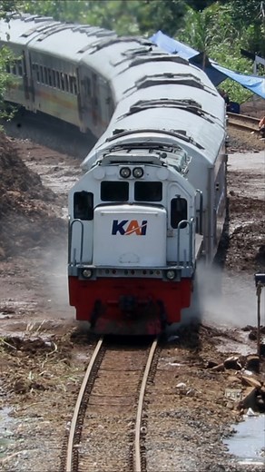 Ngebul tp dibawah 😊 Joglosemarkerto saat melintas di hari kedua pembersihan material longsor Gununglurah-Banyumas. #javarailfanning | Java Railfanning