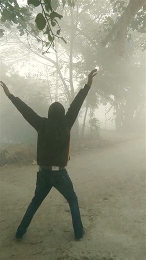 दंड (Hindu Push-ups): साधारण पुश-अप्स से बेहतर, यह छाती, कंधों और रीढ़ की हड्डी को मजबूत करता है।​बै