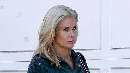 Baywatch star hasn’t aged a day since 90s fame in sparkly leggings