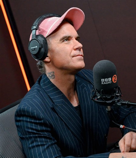 This must have been so special for @Robbie Williams 💛 Watch in full on our YouTube channel | @scottmills #robbiewilliams #scottmillsbreakfastshow