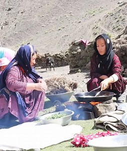 Old Lovers Cooked in the Cave Like 2000 Years Ago - Cave Lifestyle | Villager TVs