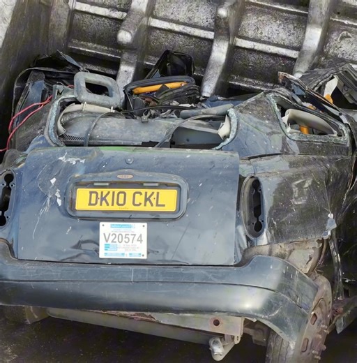 LONDON TAXIS INT TX4 goes into the SHREDDER💥🤯 FULL VID: https://youtu.be/o7iGZ3Y9_tc?si=_MNt-eYyPuZIIf59 #automobile #recycling #scrapyard #vehiclerecycling | SupernovaSonia