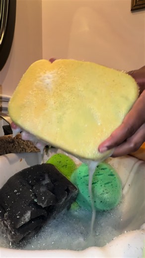#sudsy #asmrspongesqueezing #spongesqueezing #suds #sudsoverload | Squeezing Sponge